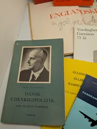 Samling af historiske bøger herunder Verdenskrigen og militærhistorie