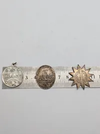 Samling af tre vintage Carlsberg-medaljer og emblemer Soltegn