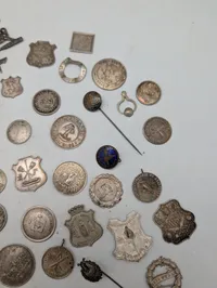 Samling af antikke danske medaljer, emblemer og foreningstegn