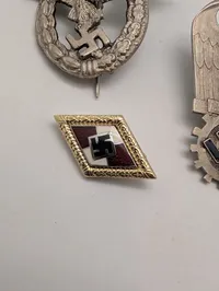 Tyske militære emblemer: Luftwaffe, Dr. Fritz Todt og Hitlerjugend, efter 45 