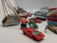 Samling af vintage modelbiler og legetøjskøretøjer