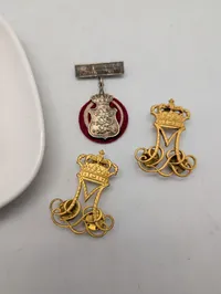 Dansk militaria-sæt med Forsvarsakademiet porcelænsfad og emblemer