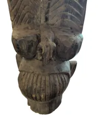 Afrikansk udskåret træskulptur, stamme-totem med fuglemotiv