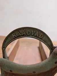 Raadvad brødmaskine i støbejern og træ