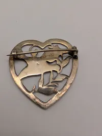 Vintage hjerteformet broche i sølv med fugl og olivengren