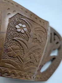 Håndskåret træskål med blomstermotiver og gennembrudt håndtag