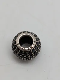 To Pandora charms i sterling sølv med Murano glas og sorte krystaller