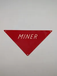 Vintage Miner trekantet metalskilt i rød