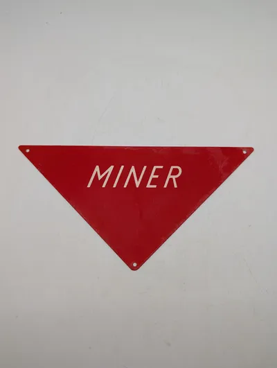 Vintage Miner trekantet metalskilt i rød