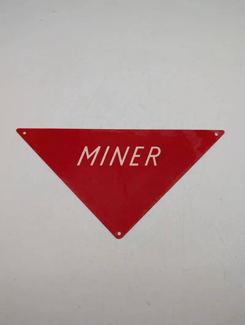 Vintage Miner trekantet metalskilt i rød