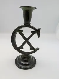 Antik lysestage i bronze med Christian X monogram