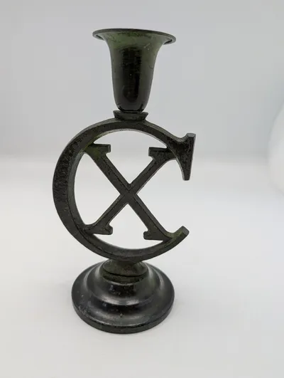 Antik lysestage i bronze med Christian X monogram
