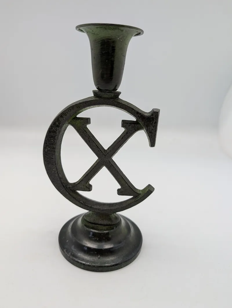 Antik lysestage i bronze med Christian X monogram