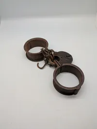 Antikke håndjern i smedejern med tilhørende hængelås, SLAVER 