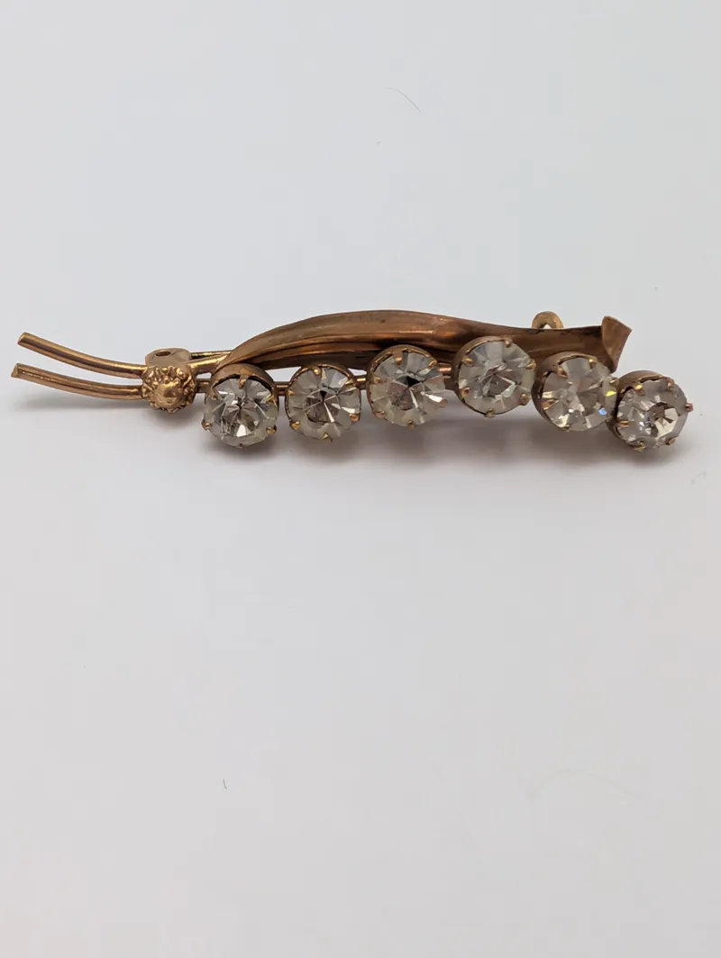 Vintage broche i guldtonet metal med seks facetslebne krystaller