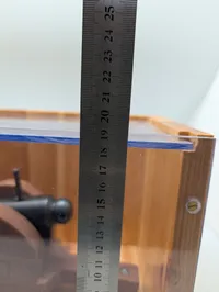 Modelkanon af træ og metal i glasmontre