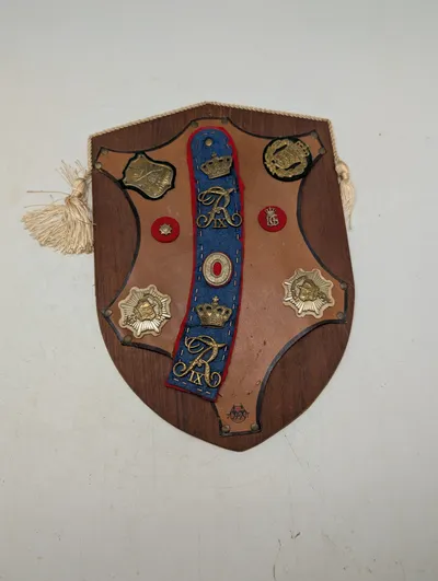 Dansk militær mindeplade med emblemer Livgarden