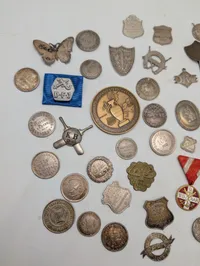 Samling af antikke danske foreningstegn, medaljer og emblemer