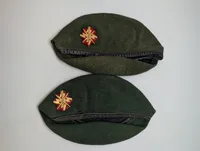 To danske militære baretter med emblemer Telegraf