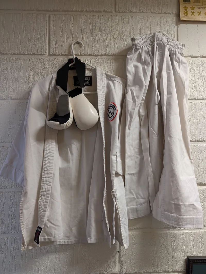 Budo-Nord Karate Gi med Genbukai-emblem og handsker