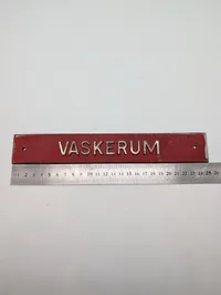 Vintage Kasserne skilt med teksten 'VASKERUM'