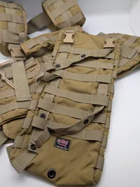 Militær taktisk bryst-rig og MOLLE-panel i coyote tan