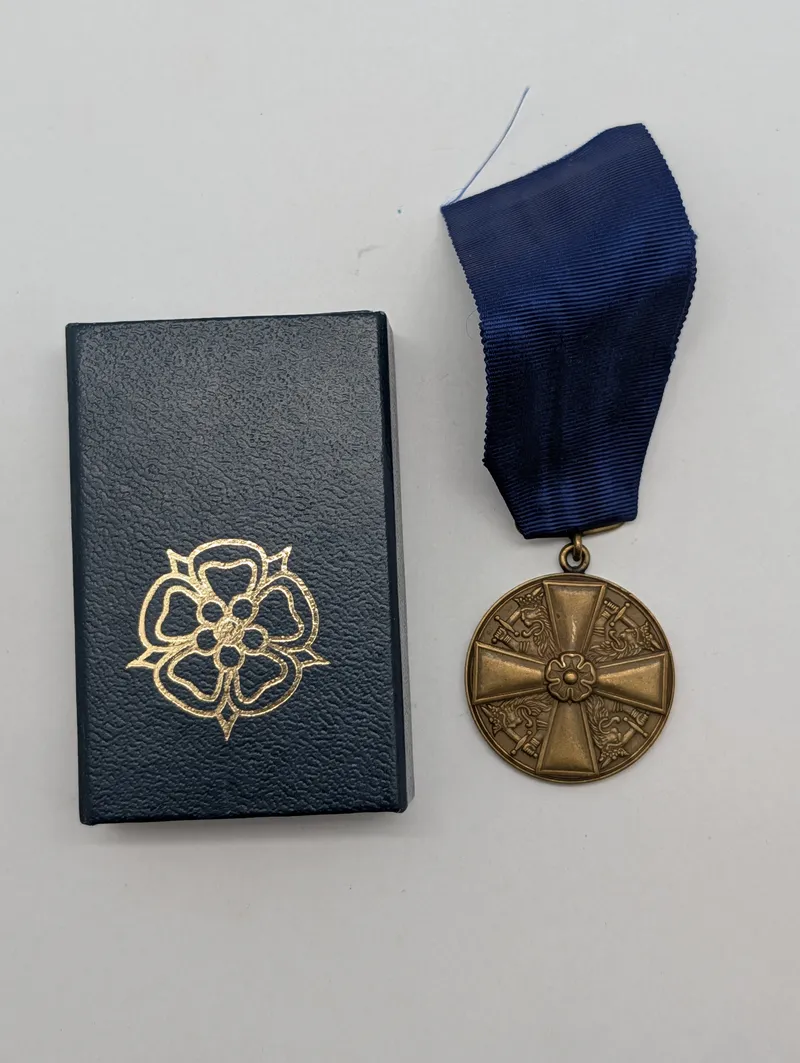 Finsk Hvide Roses Orden, Fortjenstmedalje i Bronze med Original Etui