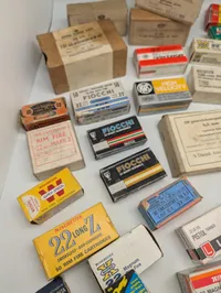 Stor samling af vintage ammunitions æsker tomme  fra diverse producenter