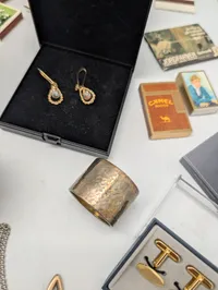 Samling af vintage tændstikæsker, smykker og diverse samlerobjekter