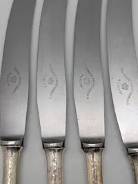 Sæt med 4 Raadvad Knivfabriker middagsknive med sølvplet skafter