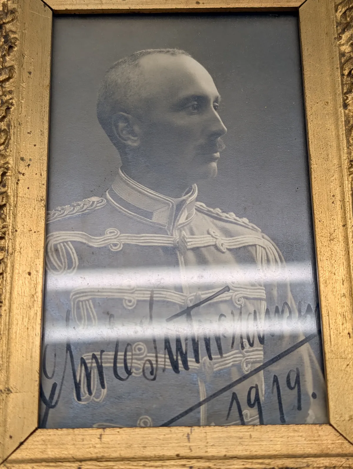 Signeret portrætfotografi af GHR officer i guldramme, dateret 1919
