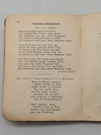 To danske sangbøger: Nordiske Sange (1876) og Sangbog for Hæren og Søværnet (1947)