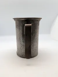 Antik metalmålekande med årstalsstempel 1953