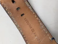 Tommy Hilfiger herreur med hvid urskive og blå krans