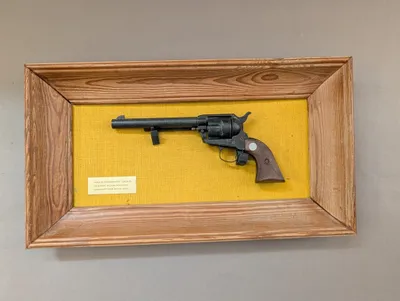 Colt Peacemaker .45 Single Action Revolver i Træramme