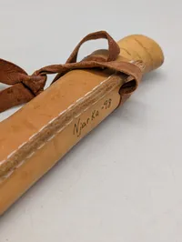 Skandinavisk Puukko kniv med skæfte af birketræ og ben samt læderskede