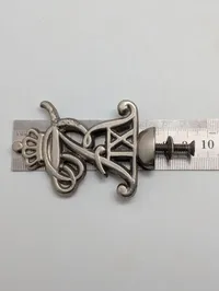 Christian IX monogram i sølvfarvet metal til flagstangsknop
