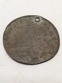 Antik oval religiøs medaljon i kobberlegering med bymotiv
