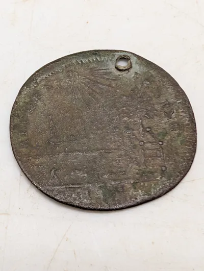 Antik oval religiøs medaljon i kobberlegering med bymotiv