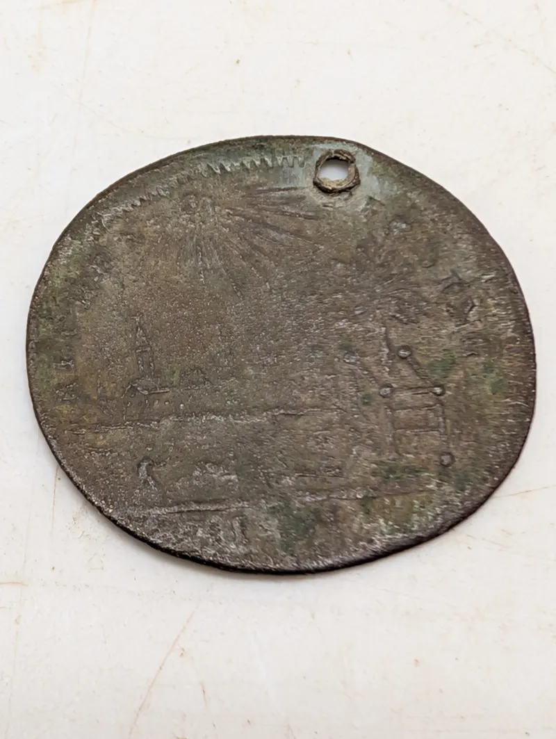 Antik oval religiøs medaljon i kobberlegering med bymotiv