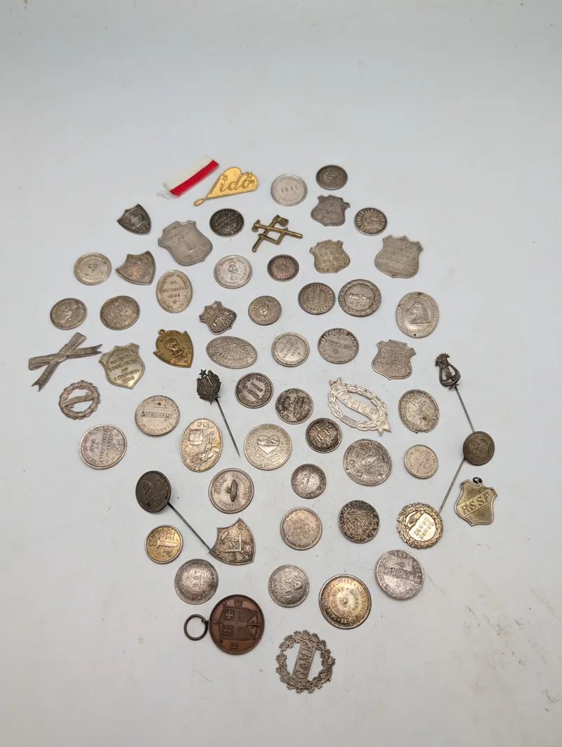 Samling af antikke danske foreningsmærker, medaljer og emblemer