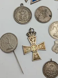 Samling af danske militære og civile medaljer, emblemer og tegn