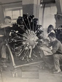 Originalt sort-hvidt fotografi af mekanikere ved stjernemotor