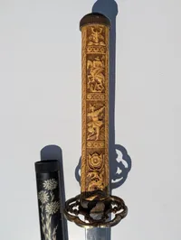 Japansk Wakizashi med udskåret benskalte og dekoreret skede, dekoration