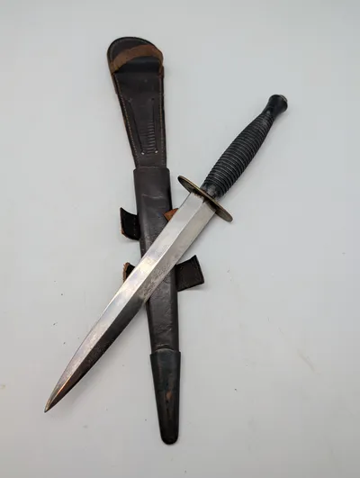 WWII British Fairbairn-Sykes 3rd Pattern Commando Dagger with Scabbard tilhørt Holger Danske modstandsmanden Erling Reck-Magnussen ( “Gustav” fra HD-IIIs 5-mandsråd)
