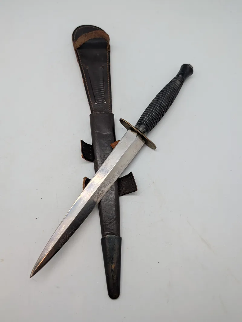 WWII British Fairbairn-Sykes 3rd Pattern Commando Dagger with Scabbard tilhørt Holger Danske modstandsmanden Erling Reck-Magnussen ( “Gustav” fra HD-IIIs 5-mandsråd)