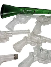 Samling af antikke glaspistoler og gevær til Alkohol 