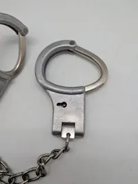 Vintage metalhåndjern med kæde og nøgle