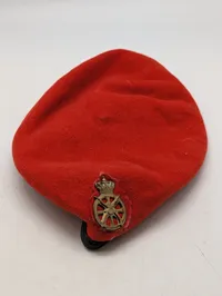 Dansk militær baret, rød uld med messingemblem MP