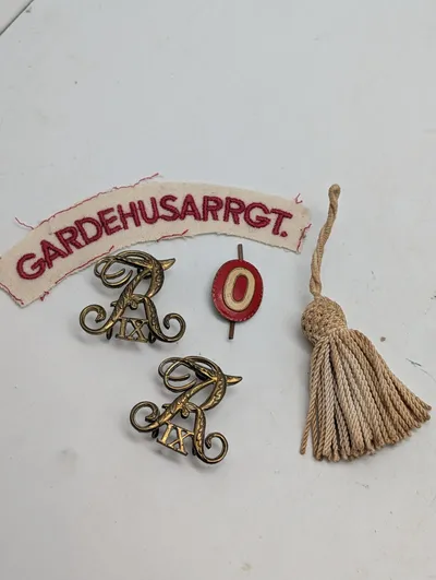 Garderhusarregimentet (GHR) uniformstilbehør med skulderemblem og mærker